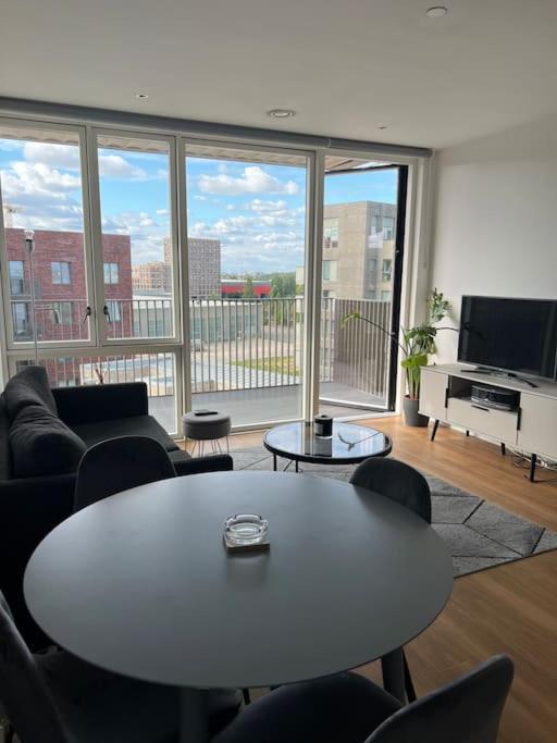 Modern 1-bedroom In Docklands