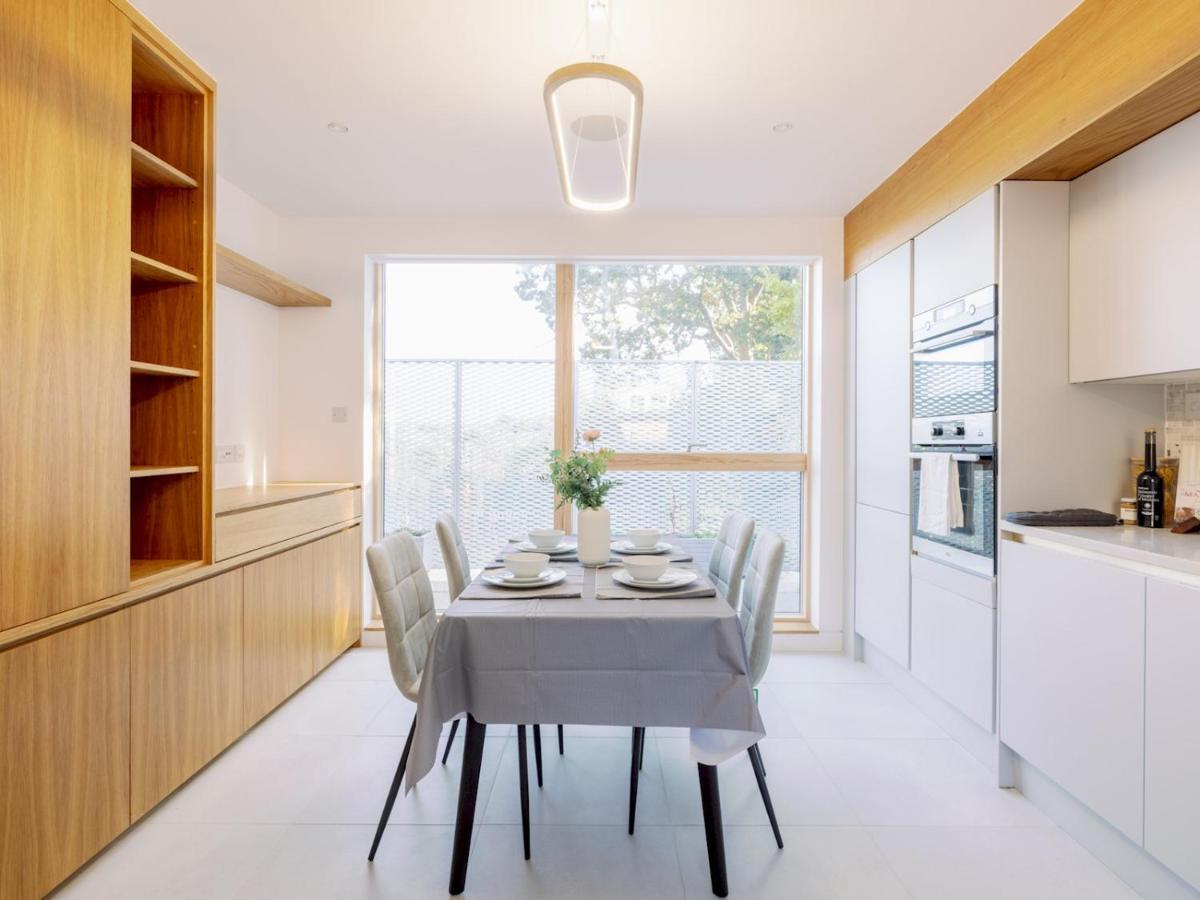 Pass The Keys - Spacious Modern Flat With Garden, In South West London