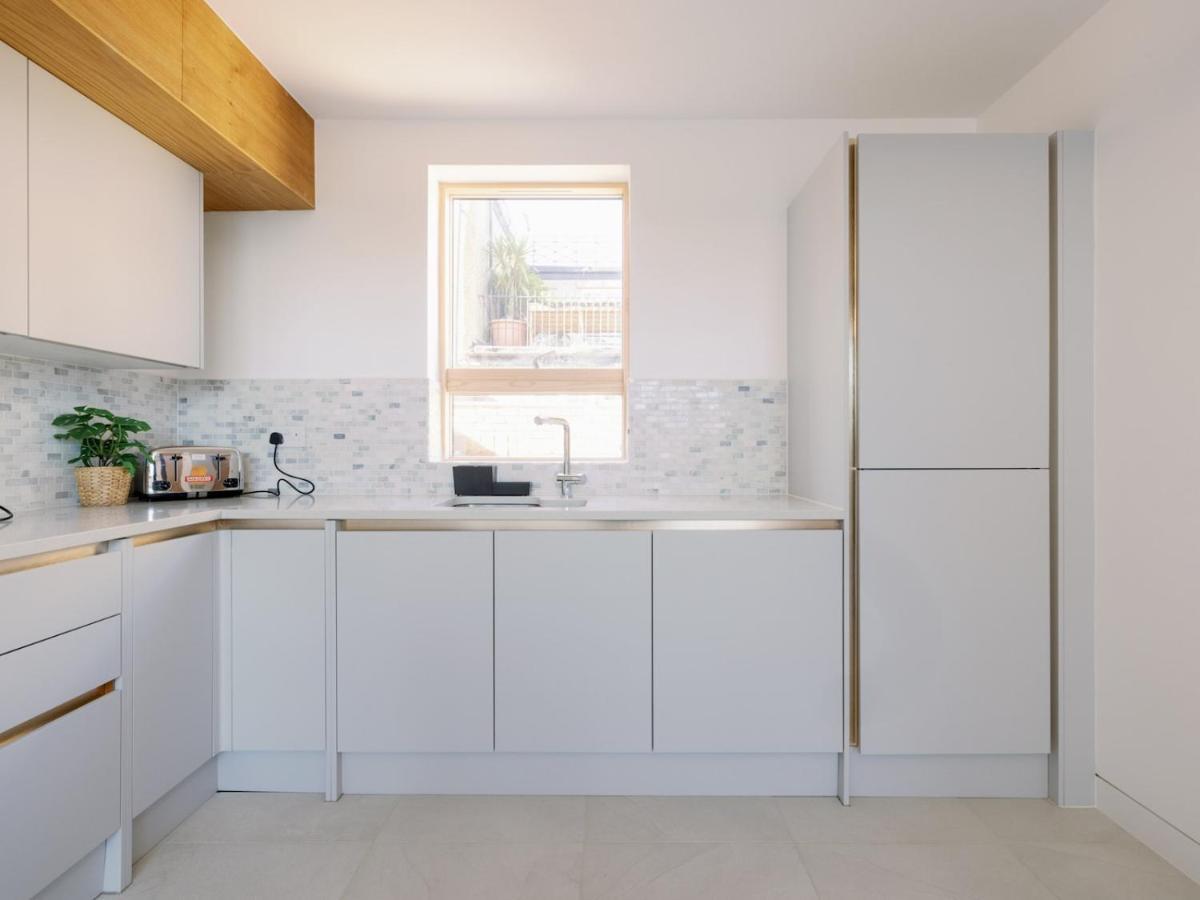 Ferienhaus Pass The Keys - Spacious Modern Flat With Garden, In South West *