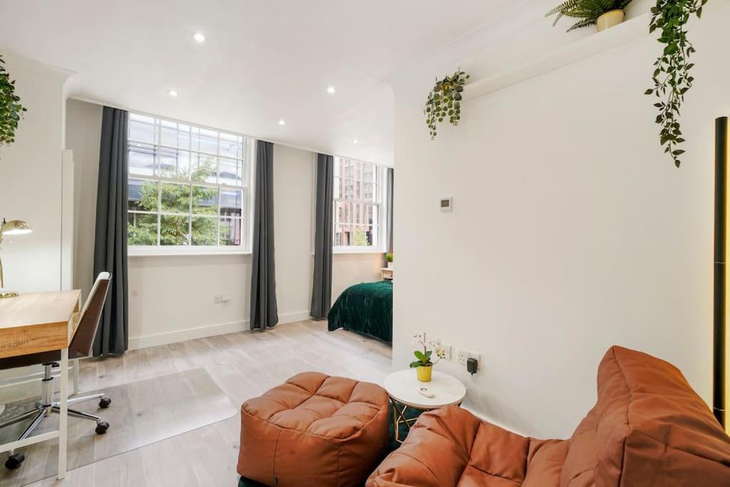 Modern 2 Bedroom In The Heart Of Apartment