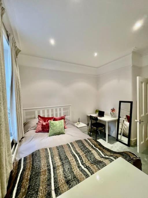 Apartment Spacious Flat With Huge Patio In *