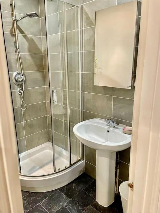 Spacious Flat With Huge Patio In Apartment *