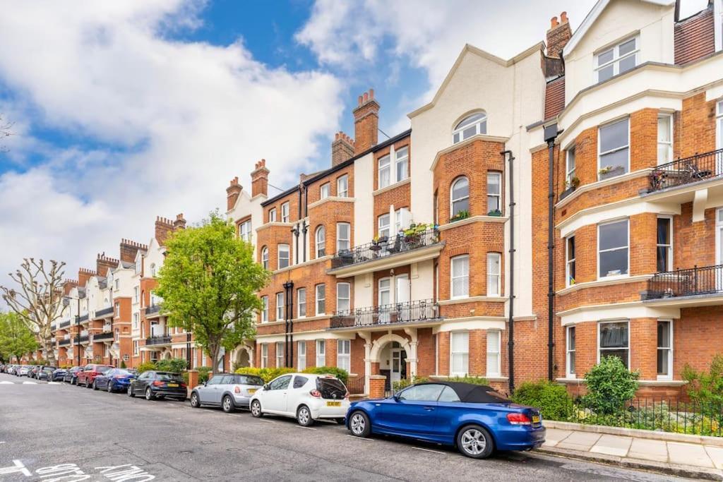 Spacious Flat With Huge Patio In Apartment *
