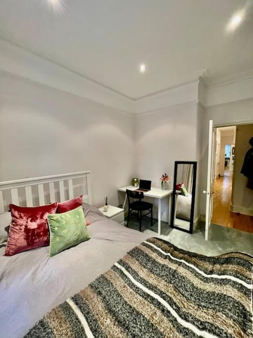 Apartment Spacious Flat With Huge Patio In London