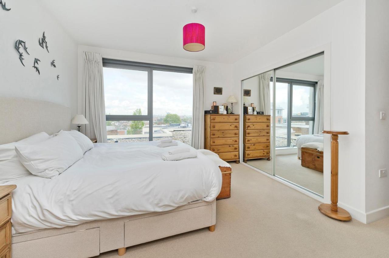 Superb With Terrace Near The River In Putney By Underthedoormat Londen