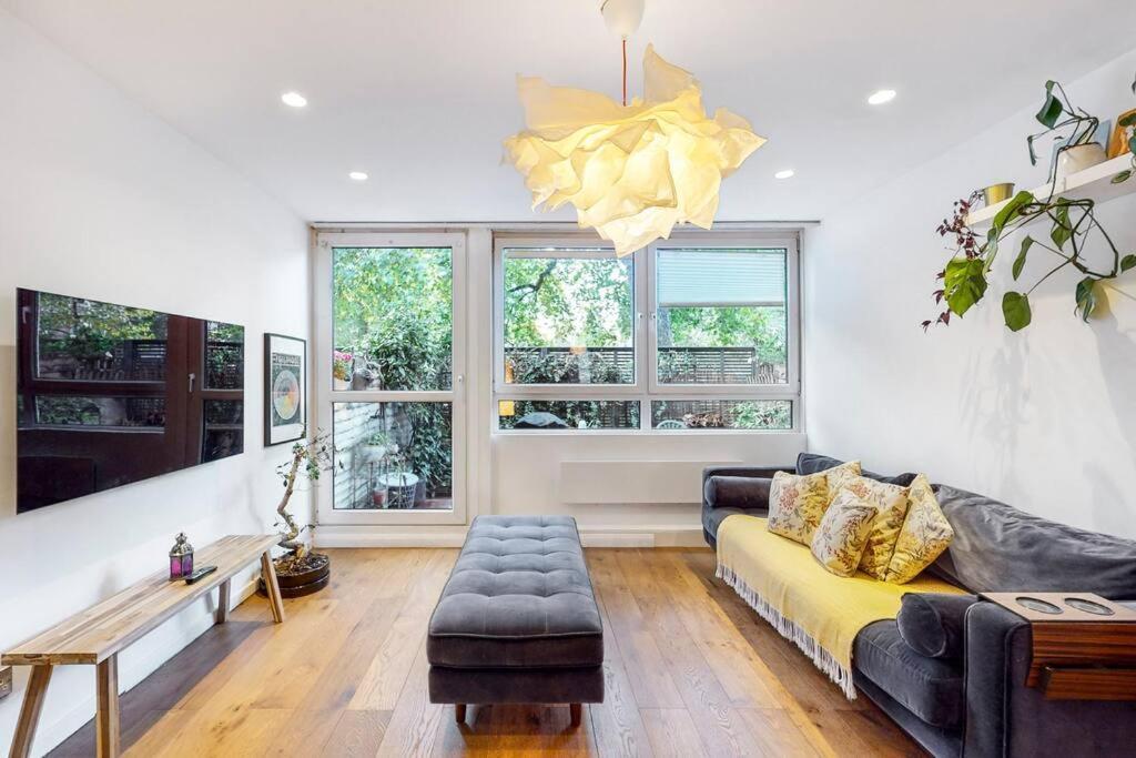 Appartement Charming 2-bedroom Maisonette With Private Garden Londen