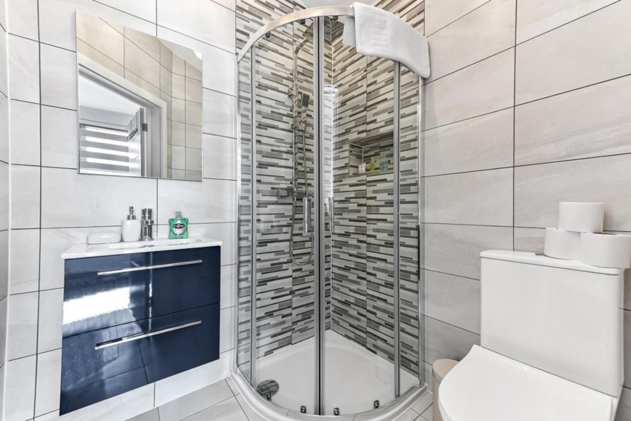 Lovely Two Bedroom With Ensuite Bathrooms Lägenhet *