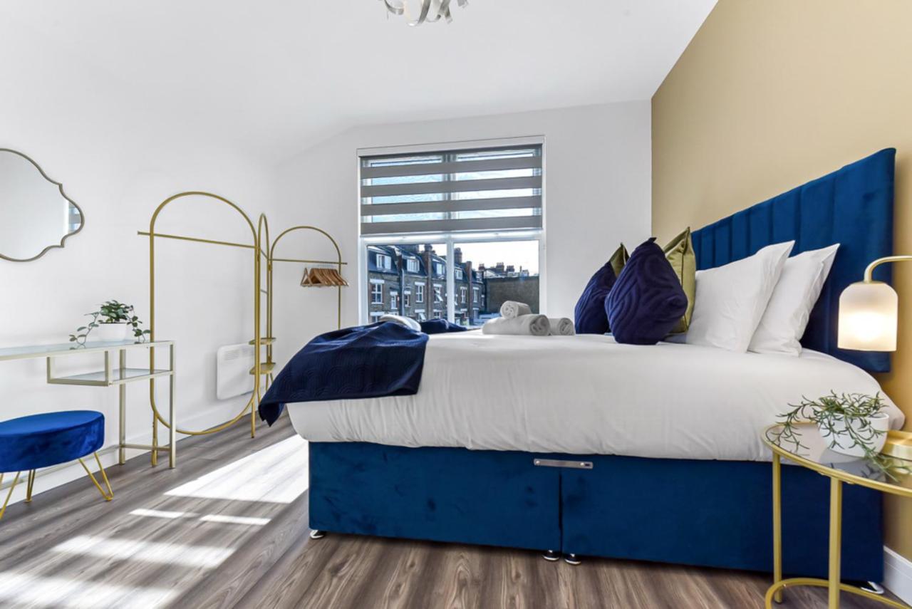 Lovely Two Bedroom With Ensuite Bathrooms Lägenhet London