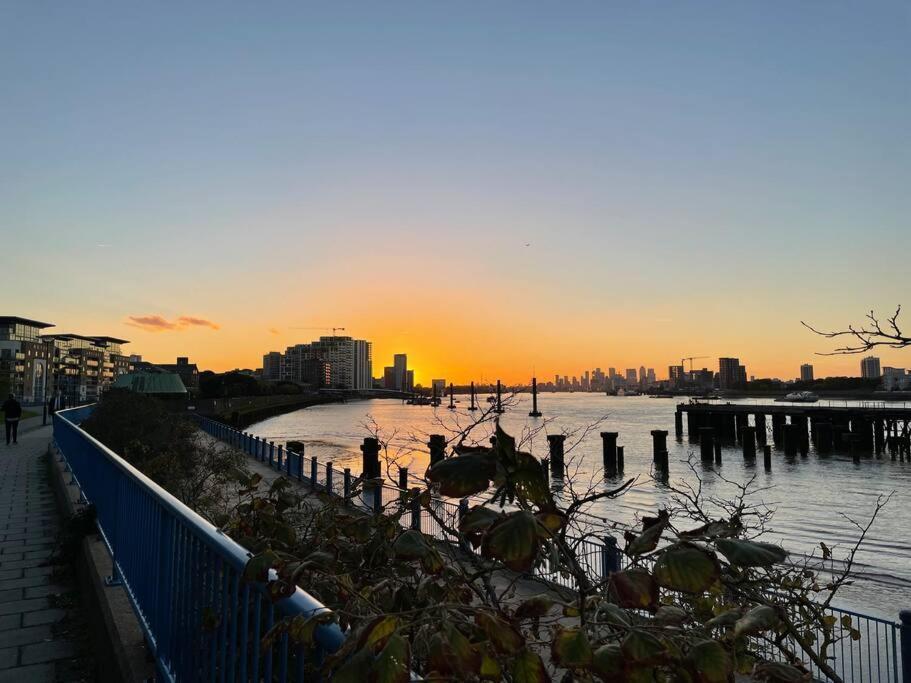 Lovely 2-bed Flat Along The River Thames Appartement