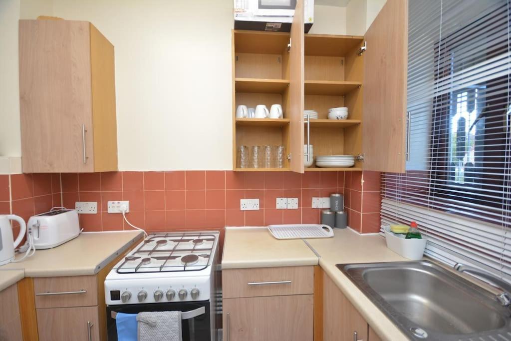 Lovely 4 Bedroom Close To The City Walking Distance From The Rivere View Lejlighed London
