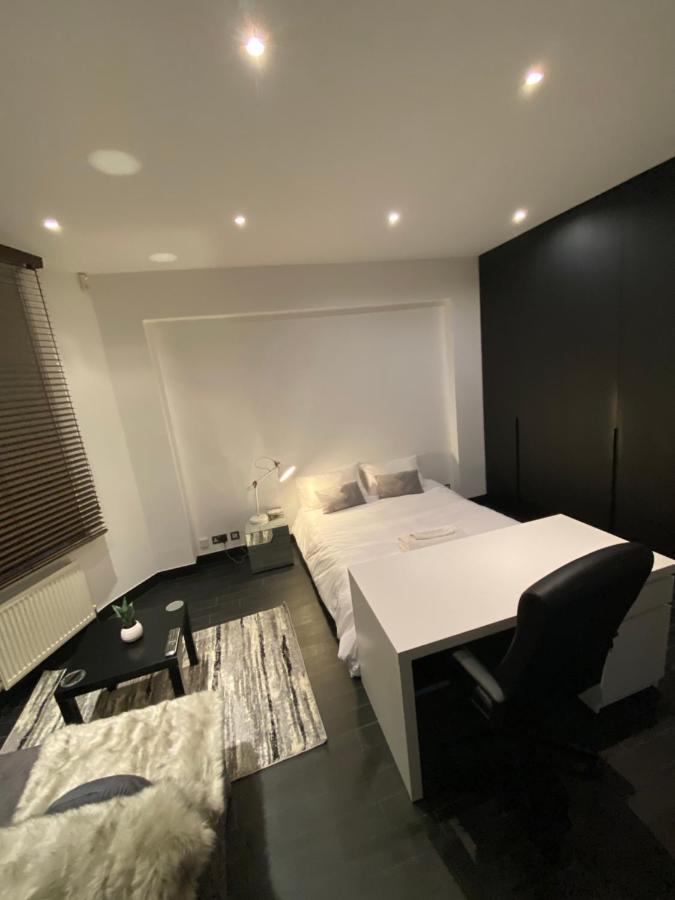 Beautiful Modern Studio In High Street Kensington *