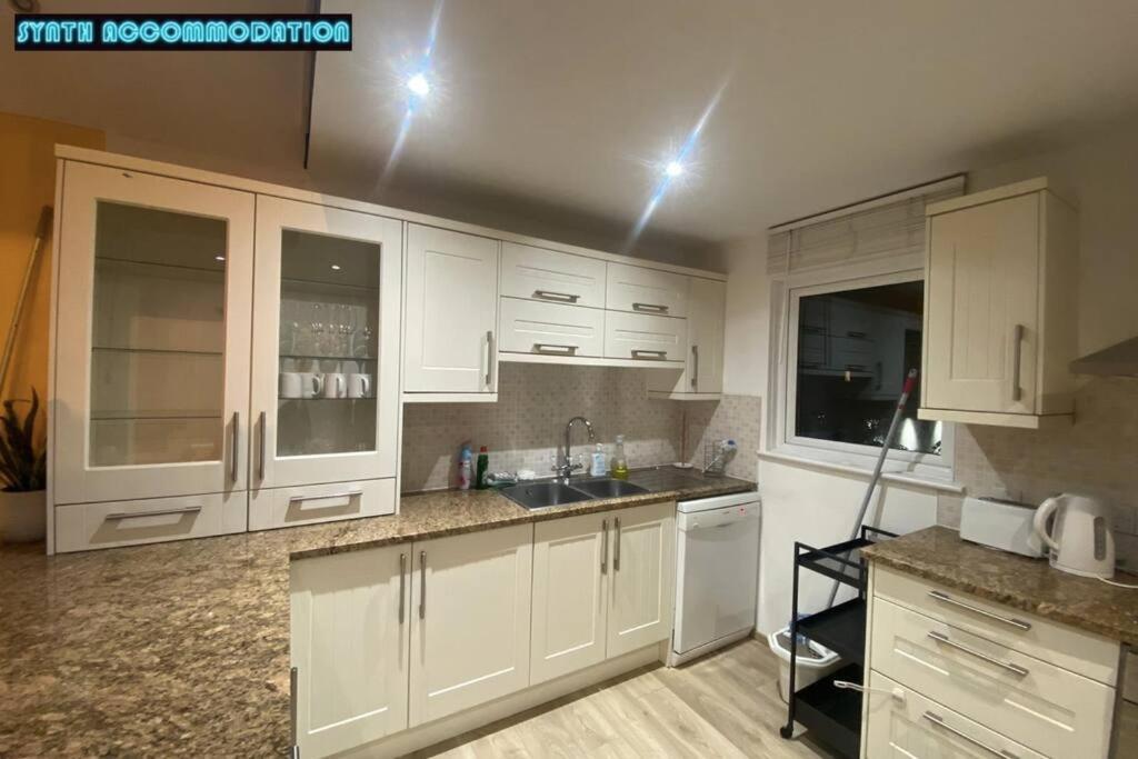 80s Retro 3 Bedroom In Wimbledon Sleeps 6! Netflix Wifi And Arcade! Perfect For Families Business & Leisure Guests! Apartment *