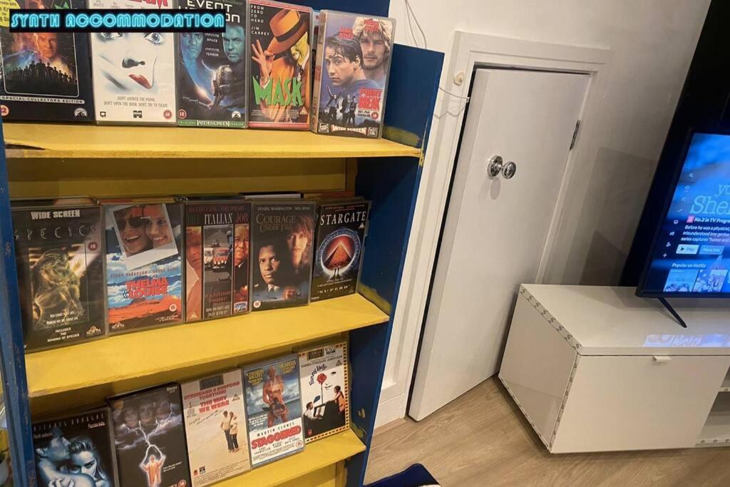 80s Retro 3 Bedroom In Wimbledon Sleeps 6! Netflix Wifi And Arcade! Perfect For Families Business & Leisure Guests! Londen
