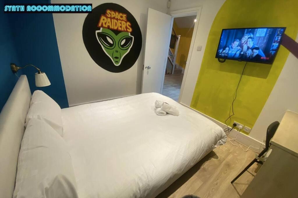 80s Retro 3 Bedroom In Wimbledon Sleeps 6! Netflix Wifi And Arcade! Perfect For Families Business & Leisure Guests! Appartement