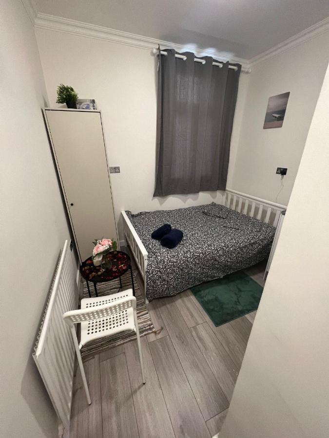 Lovely Close To Acton Station * London