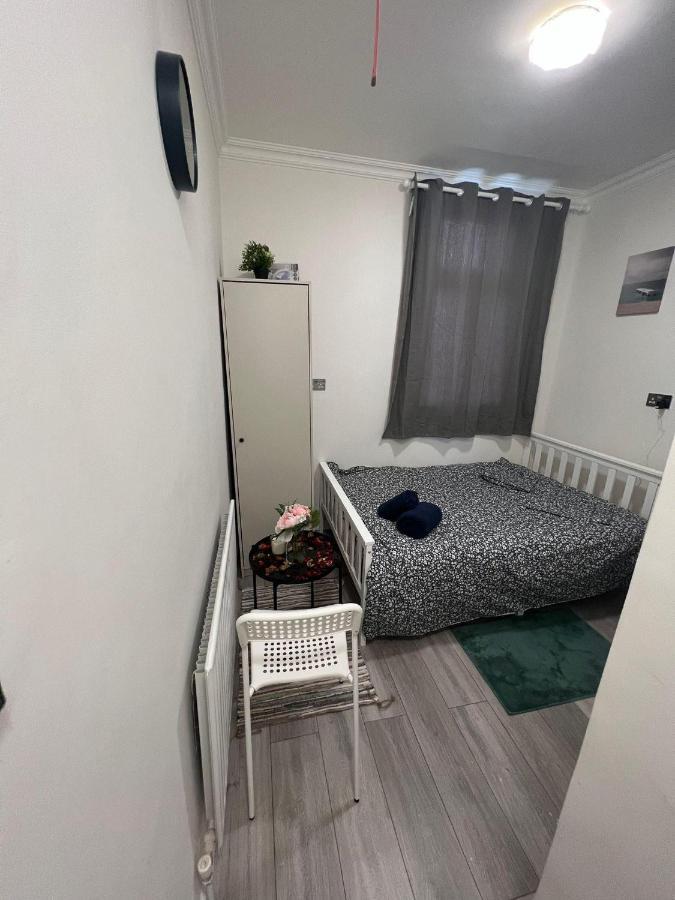 Lovely Close To Acton Station Lägenhet London