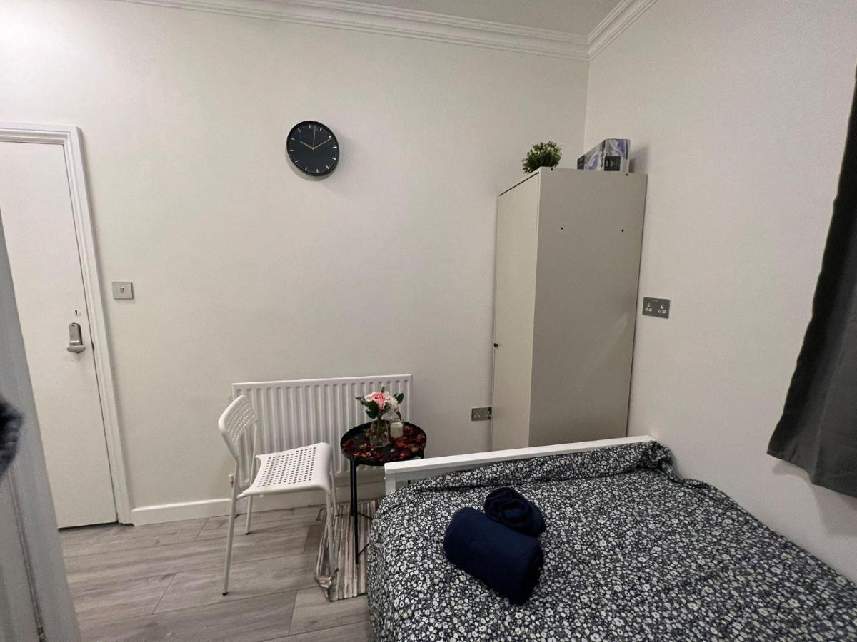 Lovely Close To Acton Station Lägenhet *