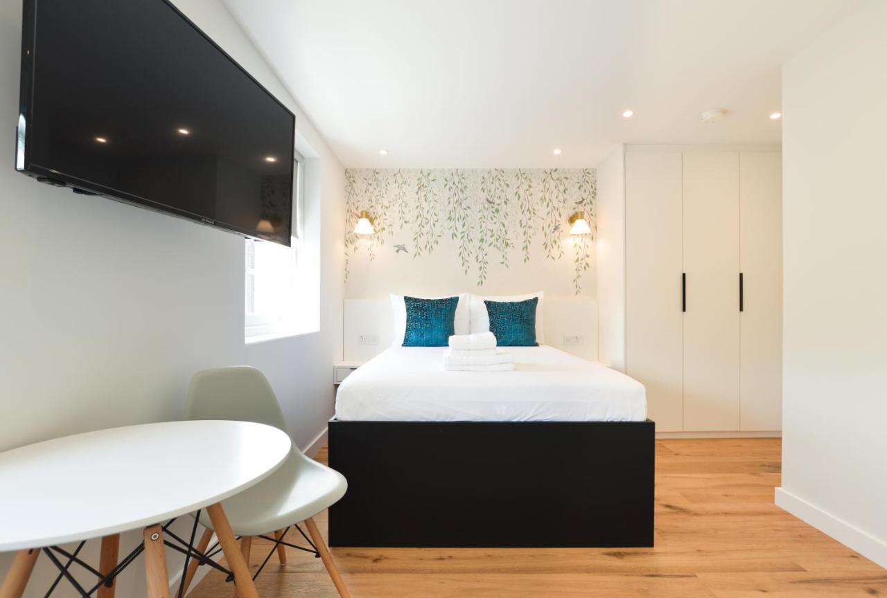 Sale Place Serviced By Concept * London