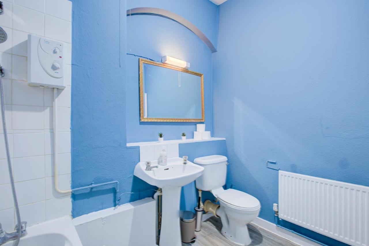 Inviting 2-bed Budget In Lägenhet London