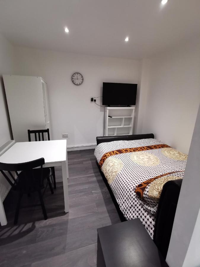 Studio Self Contained Double Bedroom *