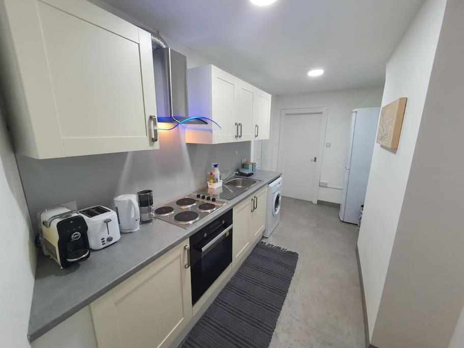 Luxury 1 Bedroom Flat In The Heart Of Wood Apartment London