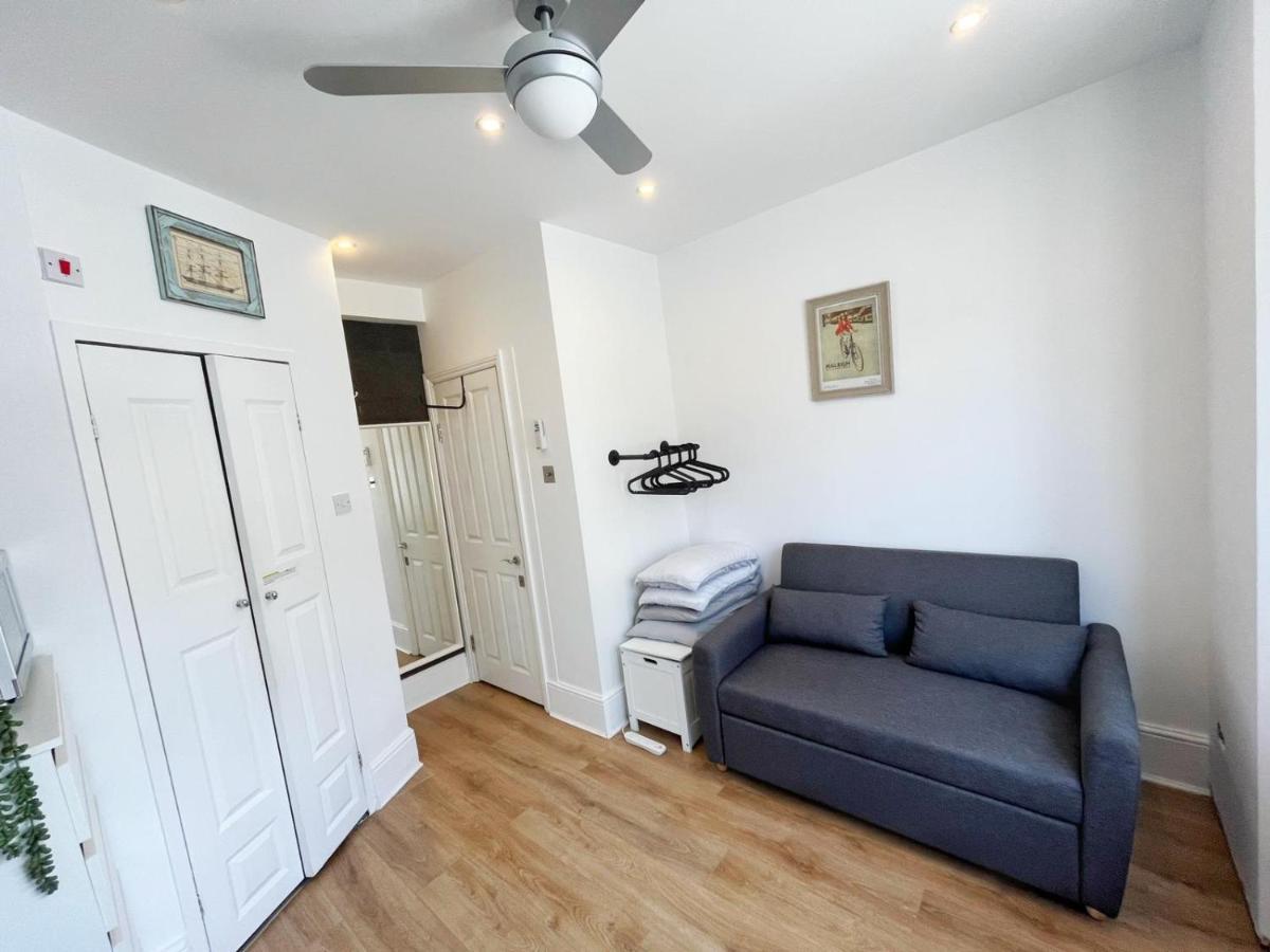 Renovated Small Self Contained Studio Lejlighed *