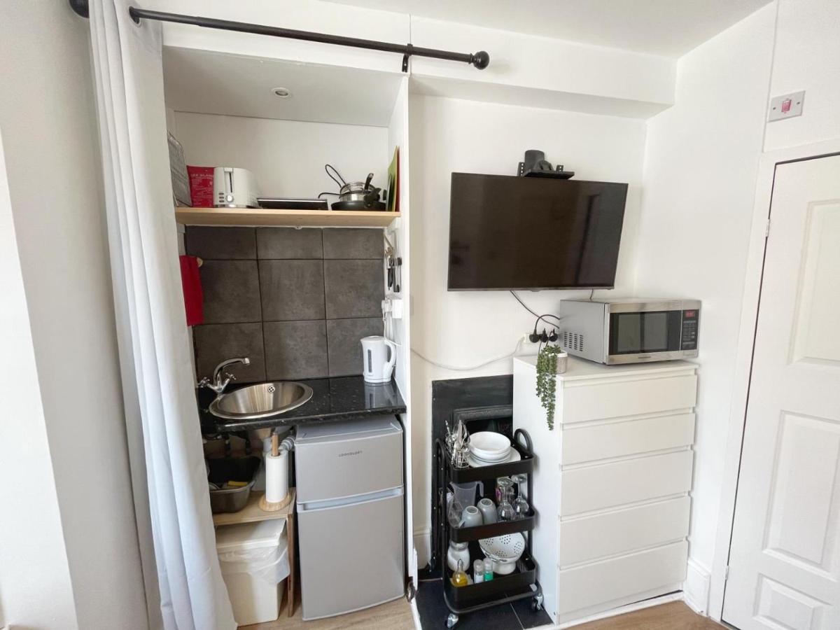 Lägenhet Renovated Small Self Contained Studio London