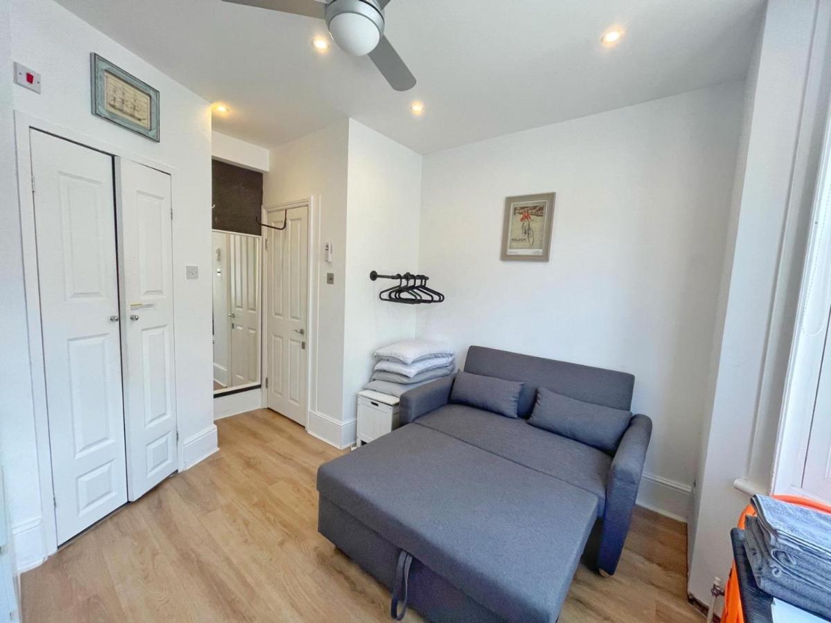 Renovated Small Self Contained Studio Lägenhet *