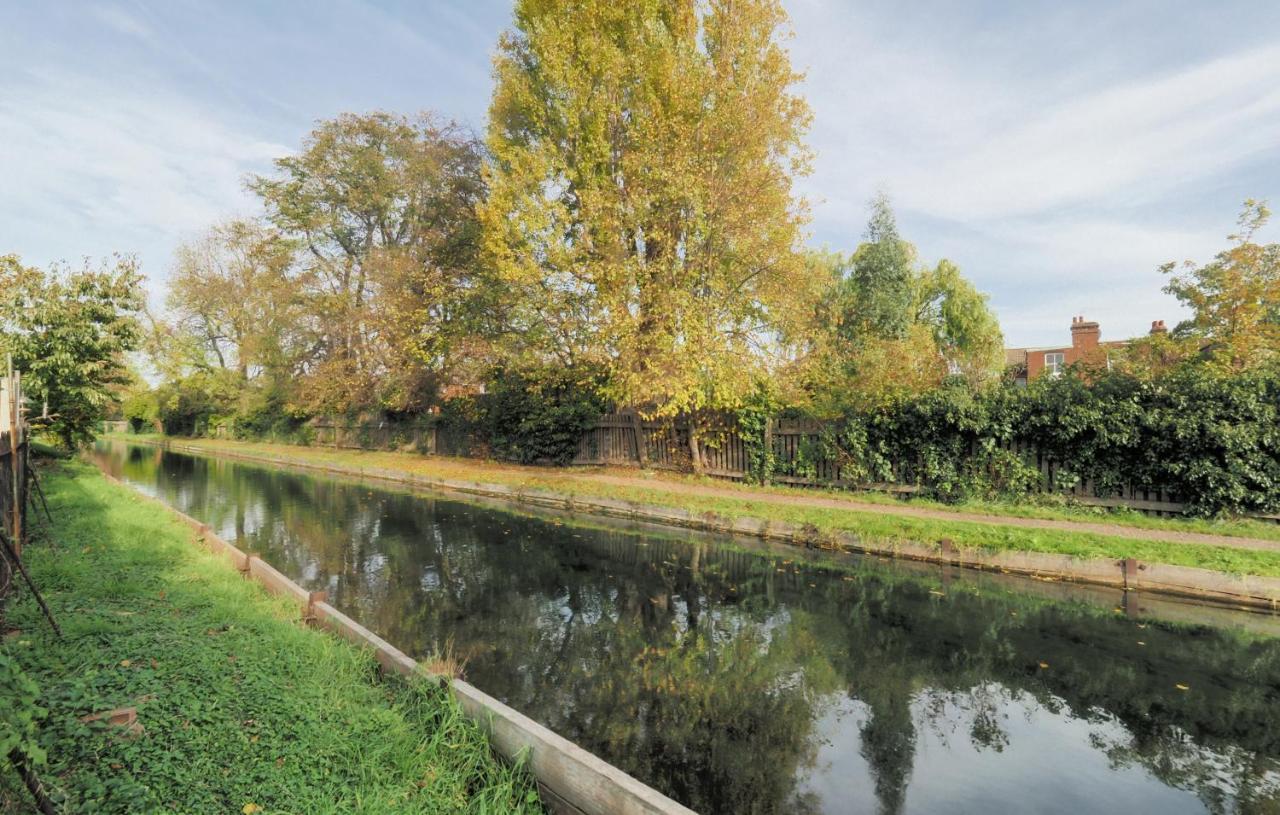 Stunning, Large 1 Bed Riverside Flat Appartamento