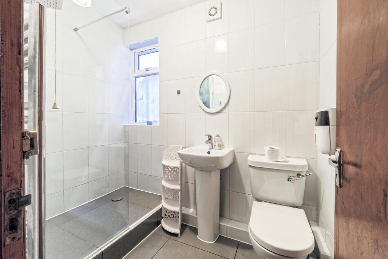 Stunning, Large 1 Bed Riverside Flat London