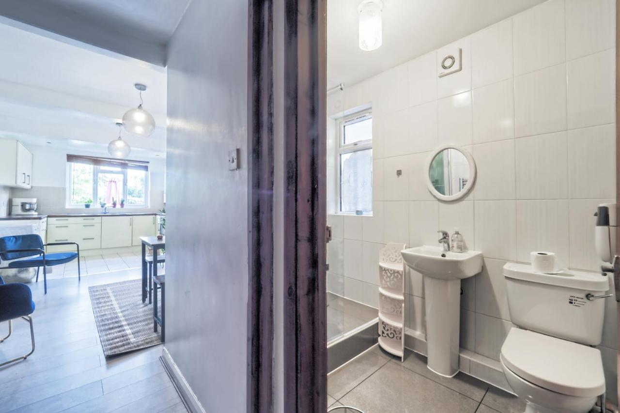 Stunning, Large 1 Bed Riverside Flat Lejlighed *