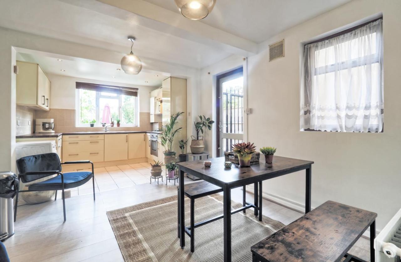 Stunning, Large 1 Bed Riverside Flat * London