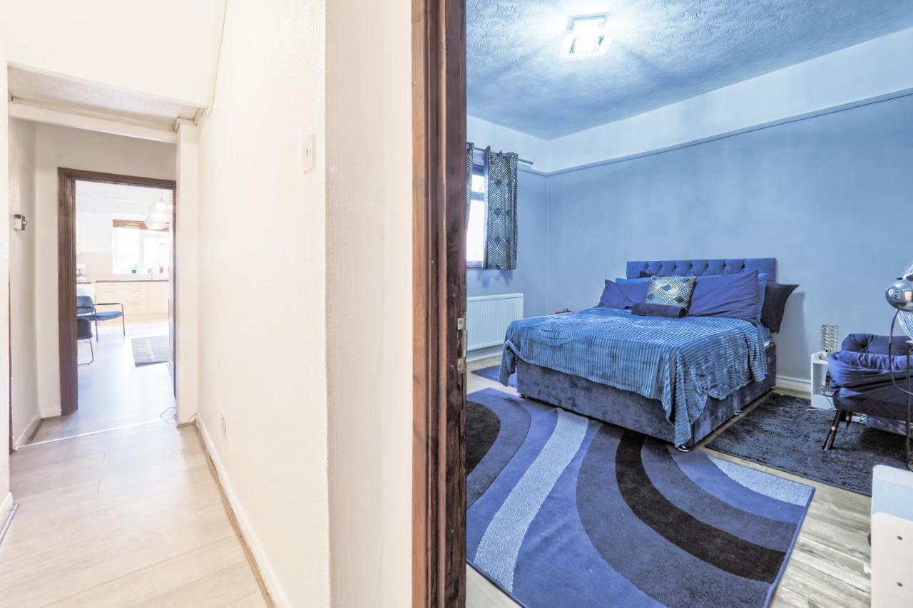 Stunning, Large 1 Bed Riverside Flat Lejlighed
