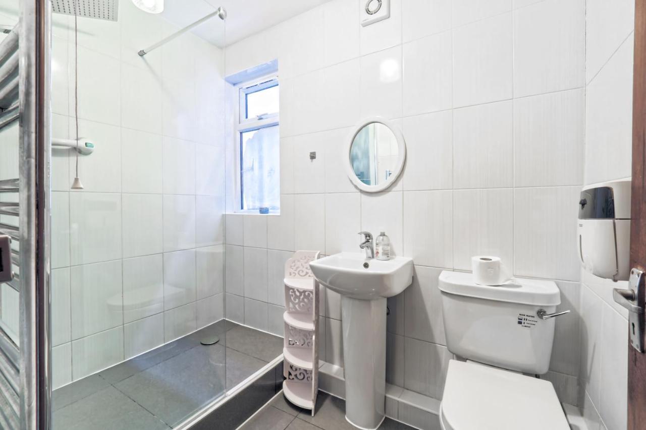 Stunning, Large 1 Bed Riverside Flat Londra
