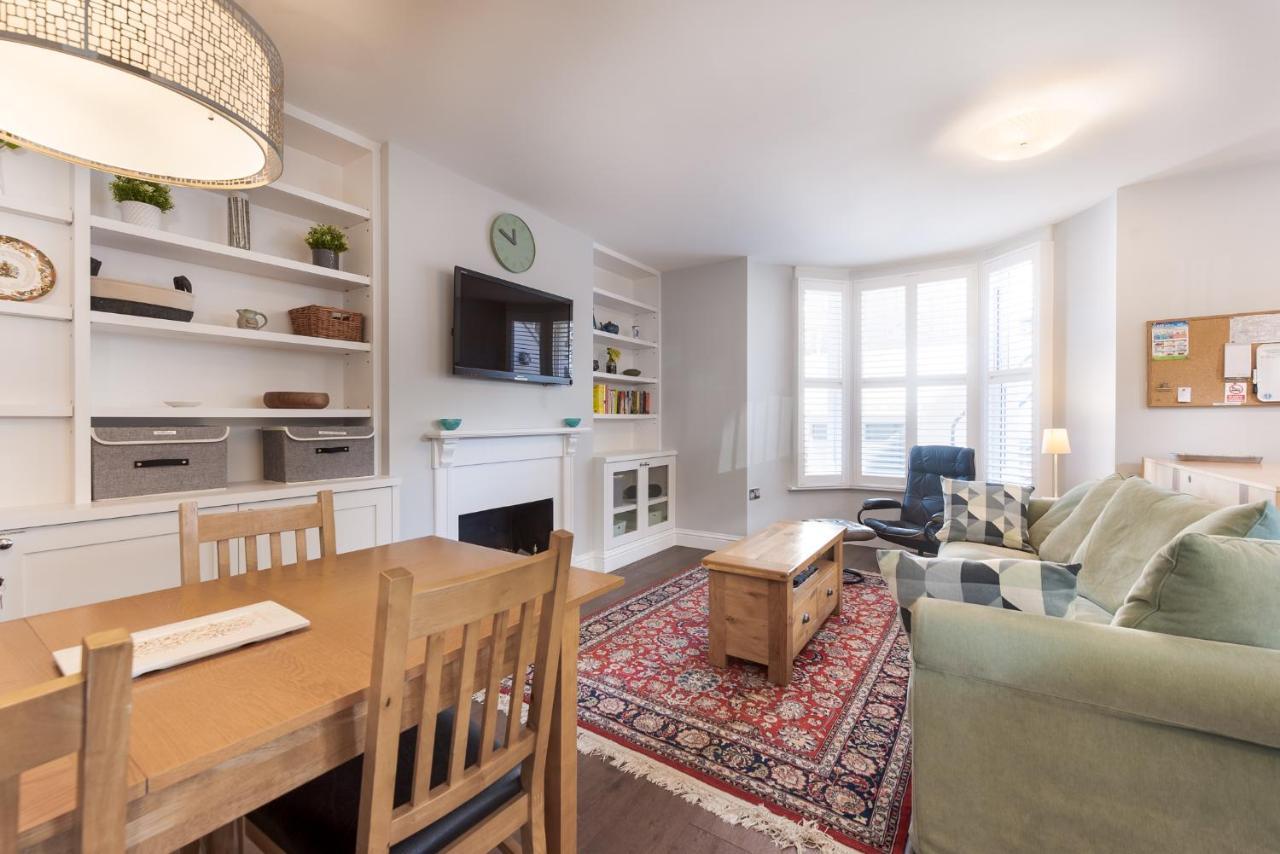 Attractive With Private Patio In Fashionable Fulham By Underthedoormat Lejlighed London