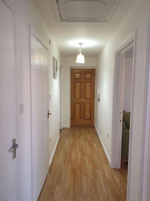 Lovely 2-bedroom With Indoor Fire Place Londen