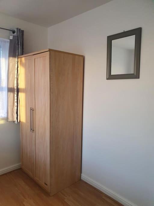 Lovely 2-bedroom With Indoor Fire Place Appartement Londen