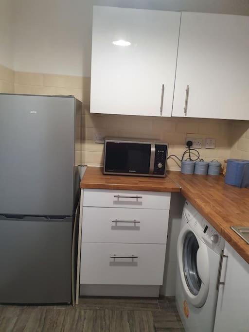 Lovely 2-bedroom With Indoor Fire Place Appartement Londen