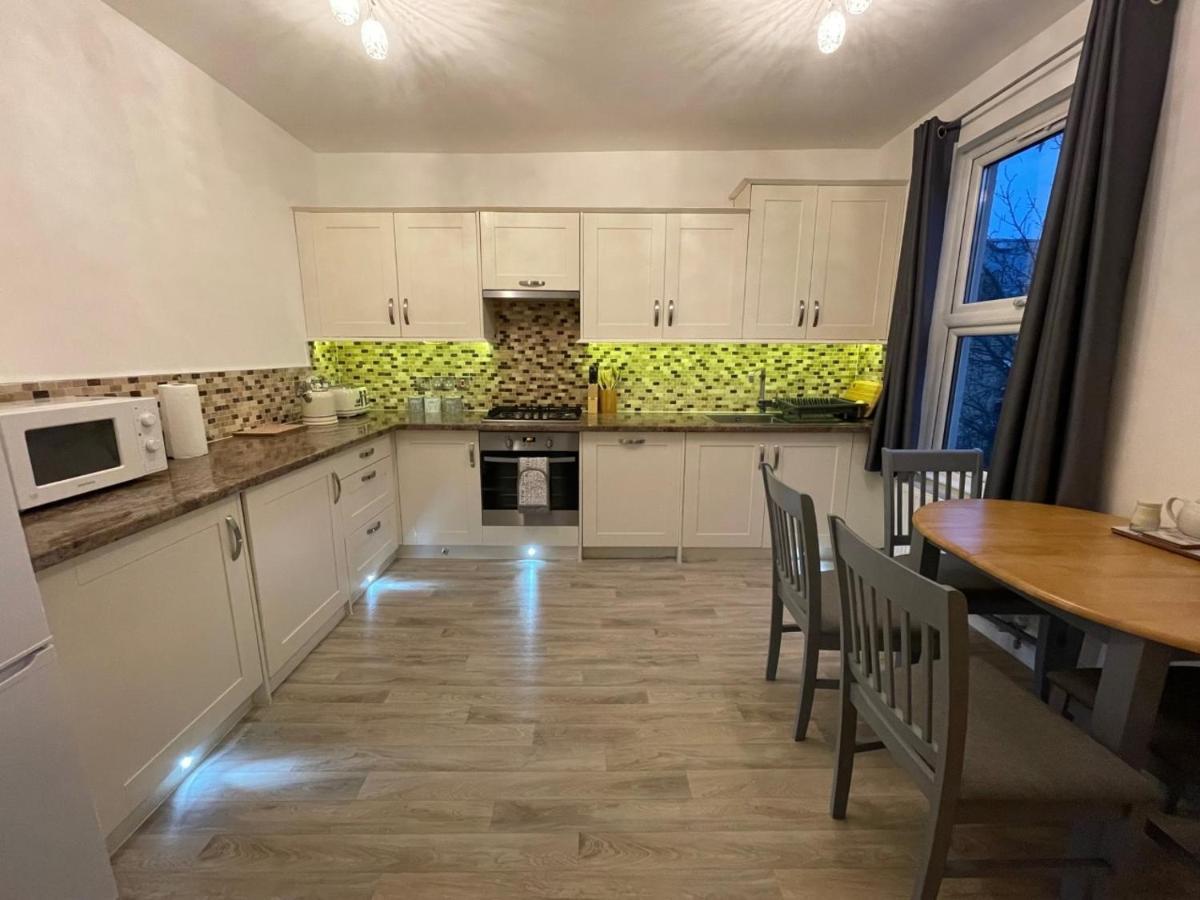 Luxury 5 Star - Parking, Garden, Nr Greater Metro Stations Londen