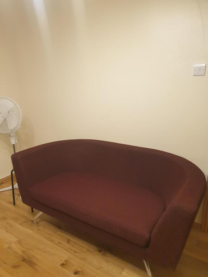 Luxury 3 Bedroom Flat 1min Walk From Underground, With Free Parking Sleeps X10 Lägenhet