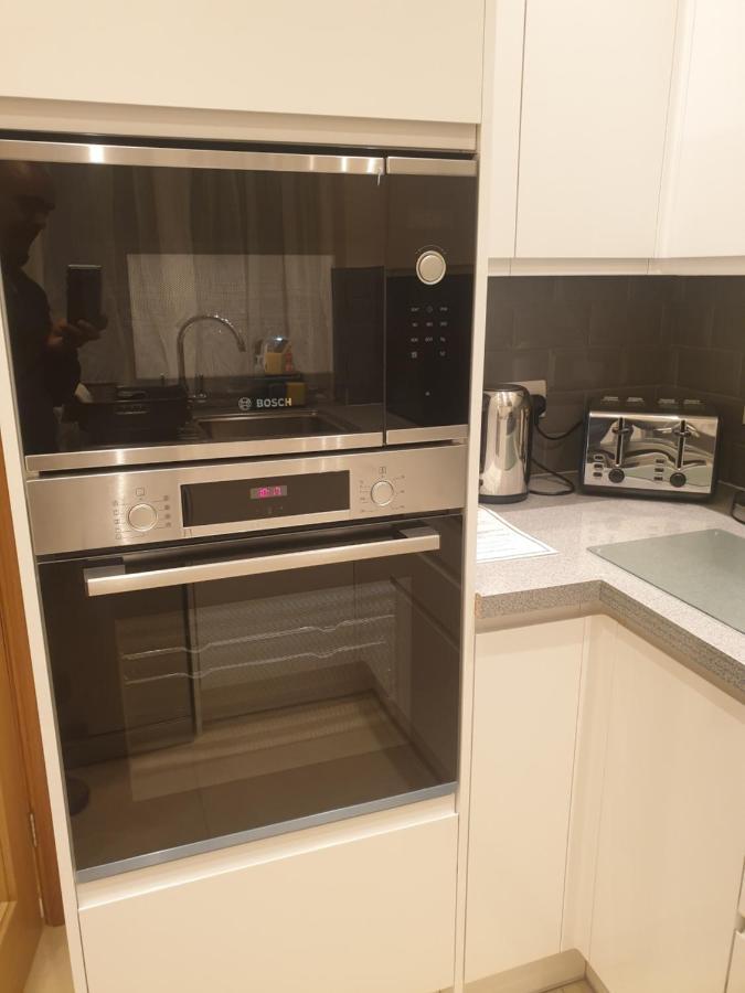 Luxury 3 Bedroom Flat 1min Walk From Underground, With Free Parking Sleeps X10 Lägenhet *