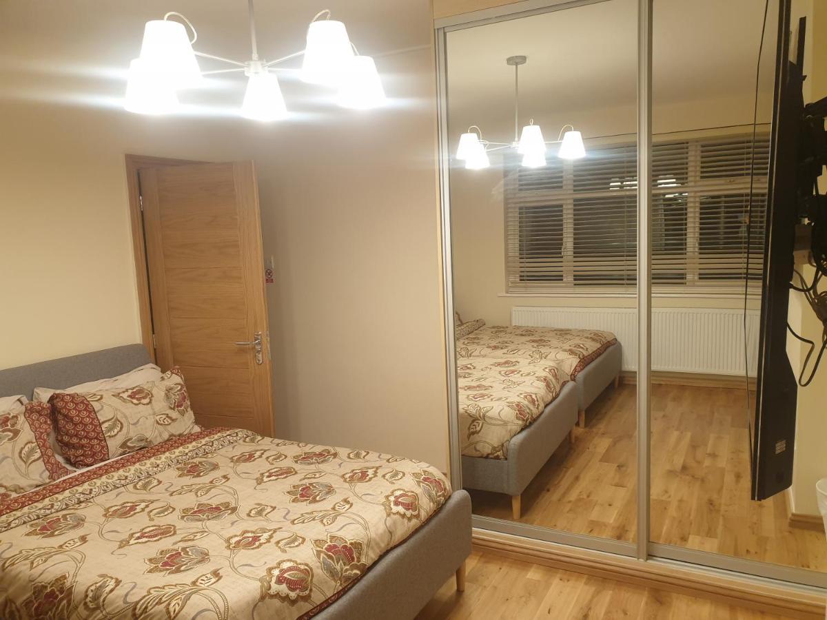 Luxury 3 Bedroom Flat 1min Walk From Underground, With Free Parking Sleeps X10 Lägenhet *