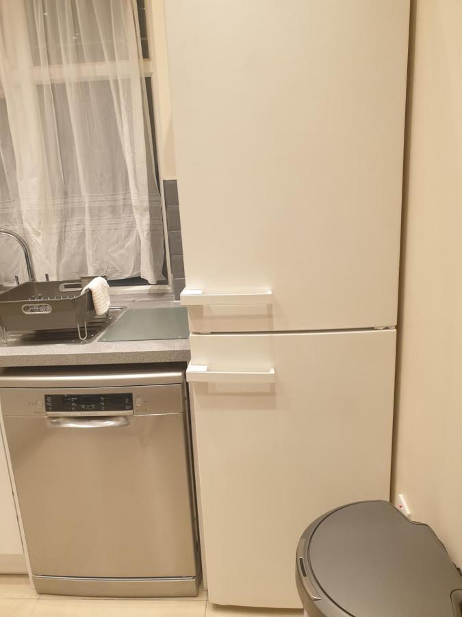 Luxury 3 Bedroom Flat 1min Walk From Underground, With Free Parking Sleeps X10 Lägenhet London