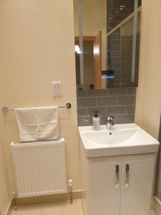 Lägenhet Luxury 3 Bedroom Flat 1min Walk From Underground, With Free Parking Sleeps X10 *