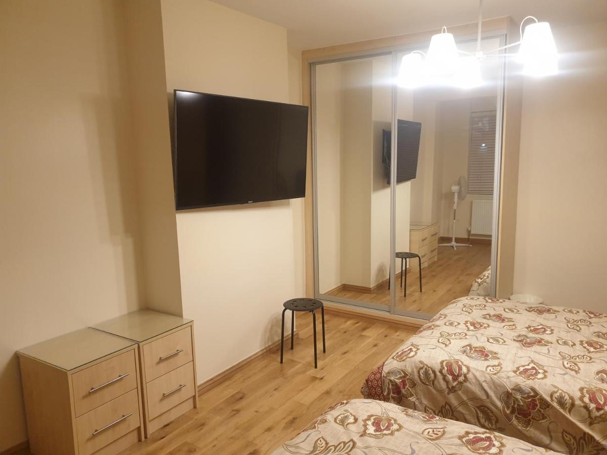 Luxury 3 Bedroom Flat 1min Walk From Underground, With Free Parking Sleeps X10 Lägenhet *