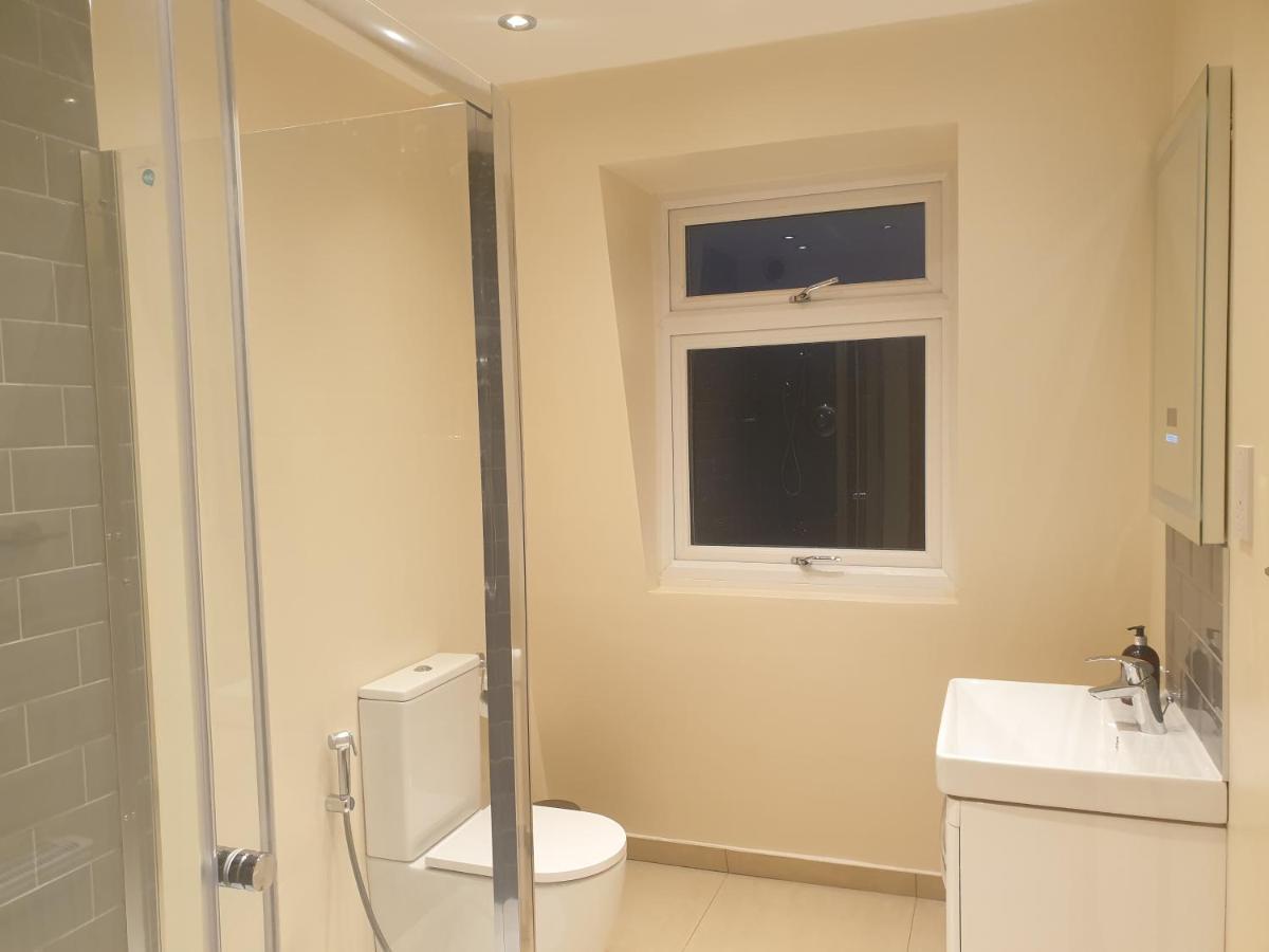 Luxury 3 Bedroom Flat 1min Walk From Underground, With Free Parking Sleeps X10 Lägenhet *