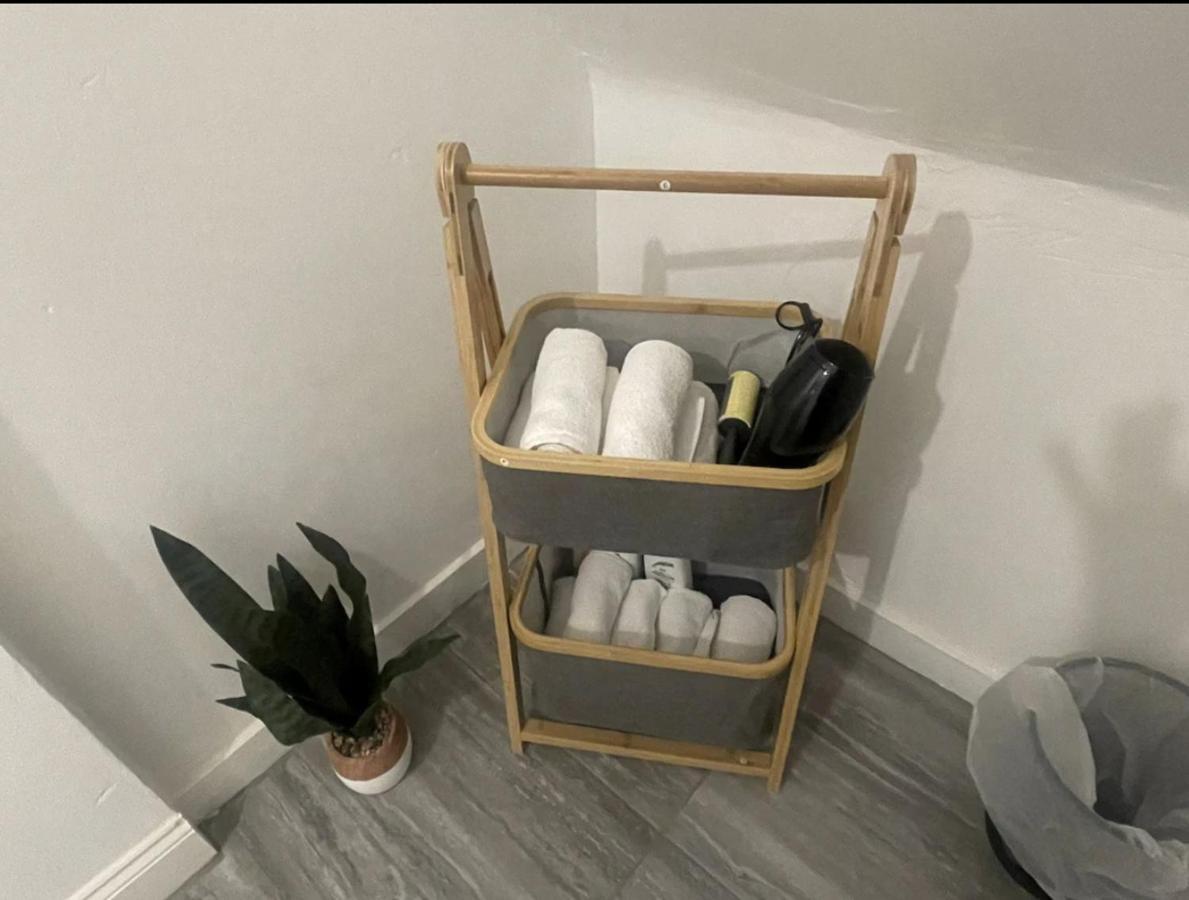 Charming 2 Bed Flat On Tower Bridge * Londra