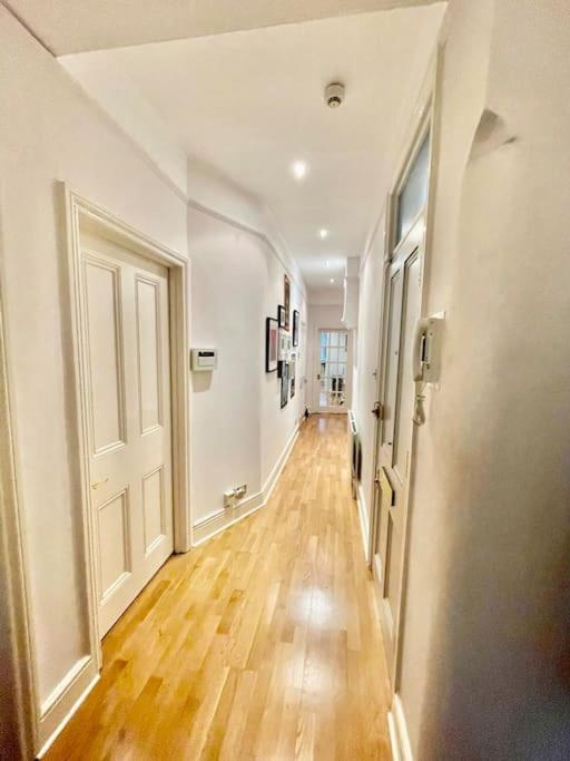 Spacious Flat With Huge Patio In Apartment London