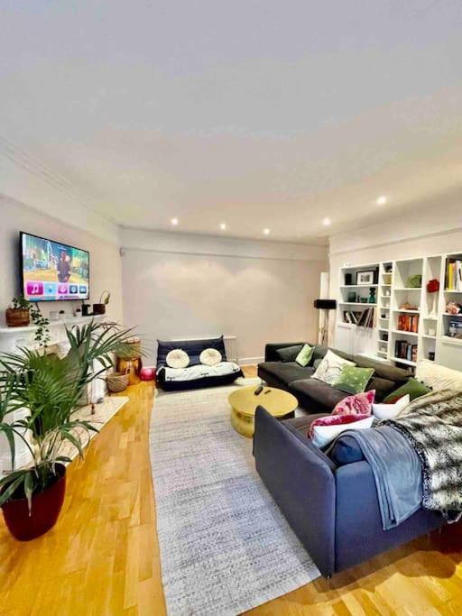 Spacious Flat With Huge Patio In Apartment London
