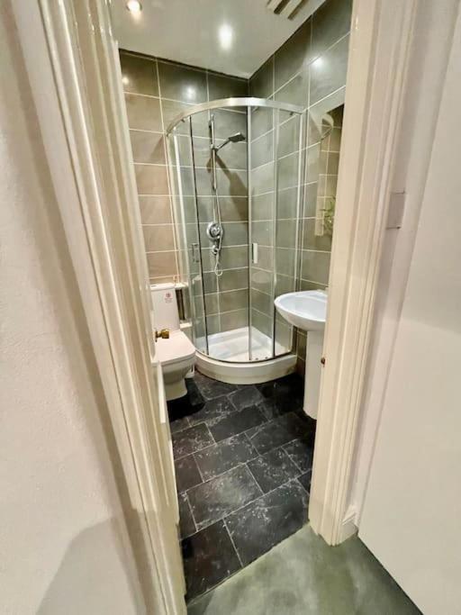 Spacious Flat With Huge Patio In *